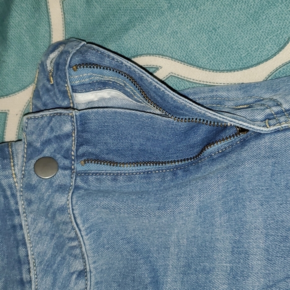 High Waisted light wash jeans. 1XL - Picture 4 of 5